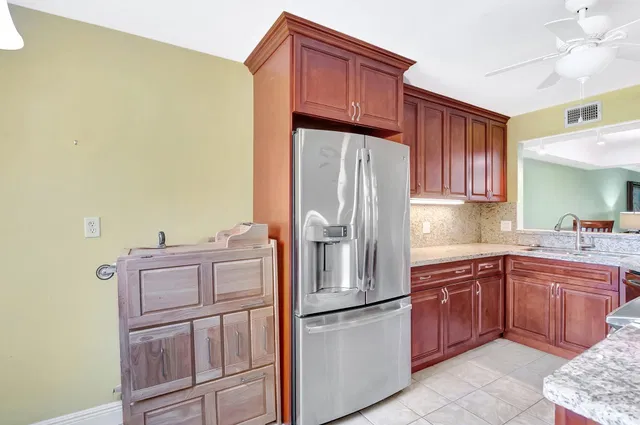 Unit 209 photo 16