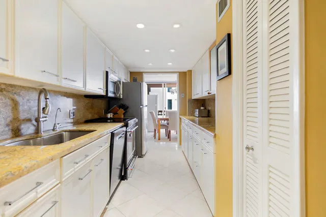 Unit 610 photo 3