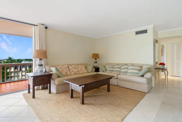 Unit 610 photo 9