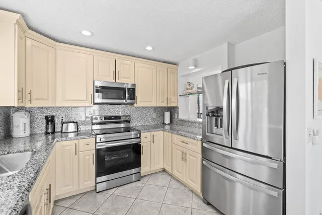 Unit 905 photo 14