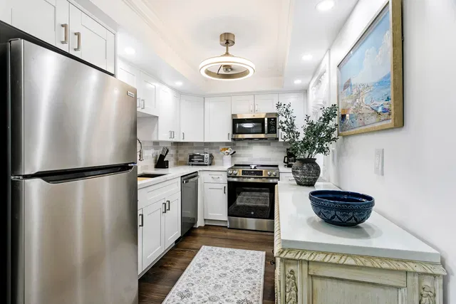 Unit 242 photo 3