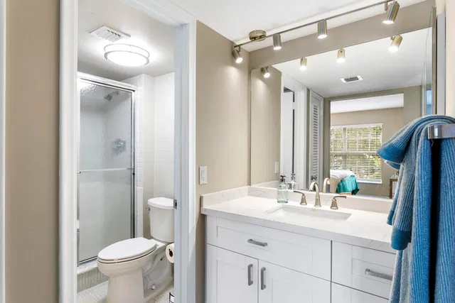 Unit 242 photo 11