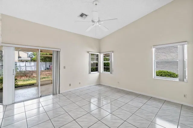 Residence photo 12