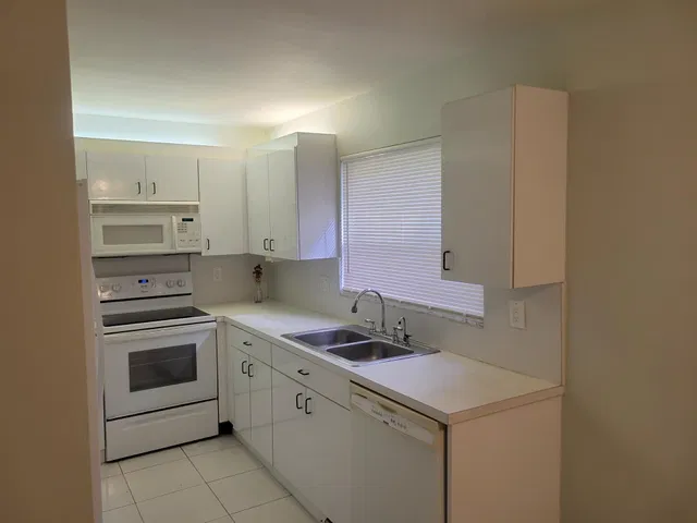  Unit 1311 photo 7