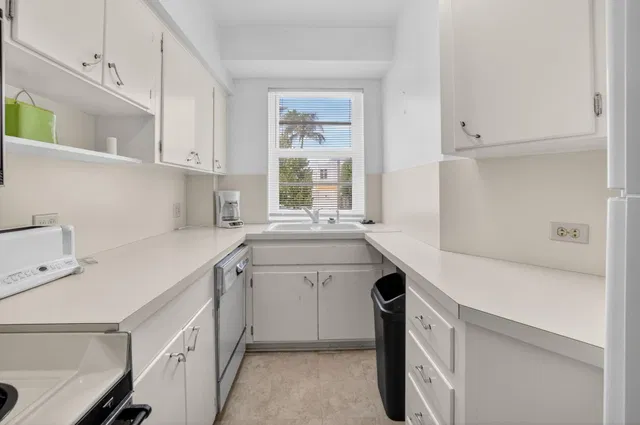 Unit 105 photo 18