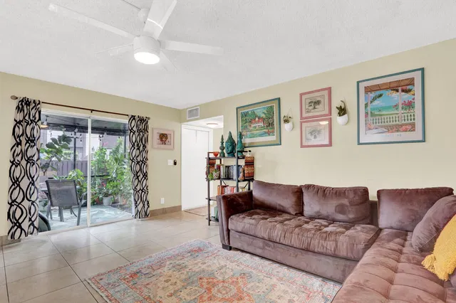 Unit 28 photo 9