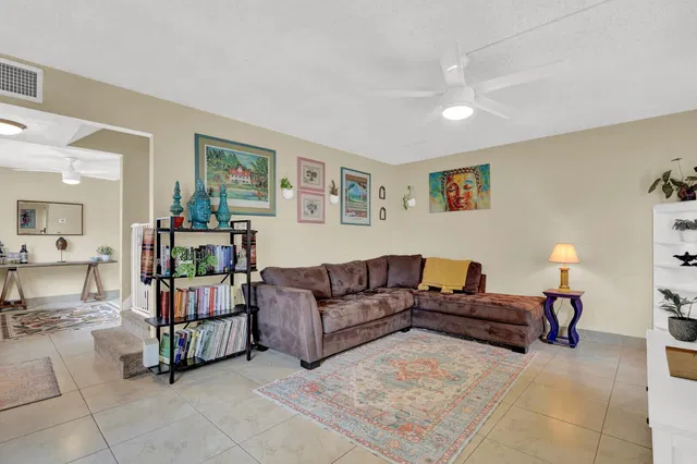 Unit 28 photo 11