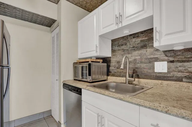 Unit 28 photo 20