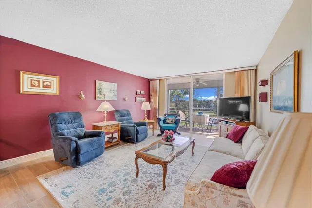Unit 327 photo 18