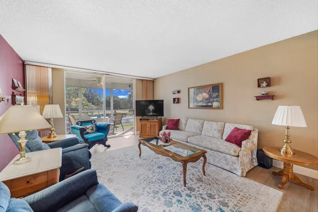 Unit 327 photo 19