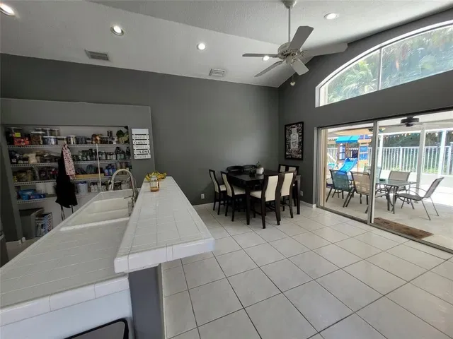 Residence photo 5