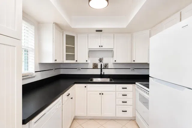 Unit 106-10 photo 6