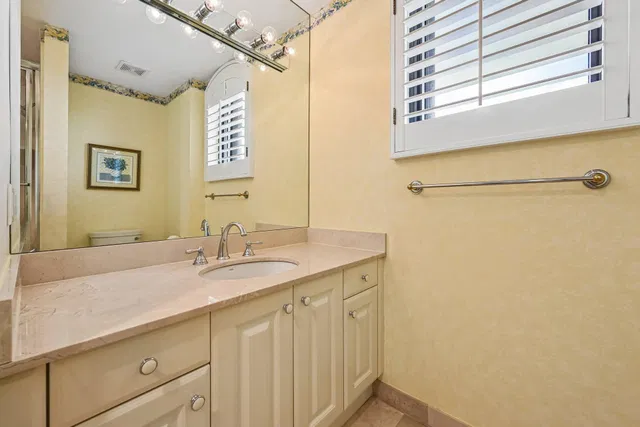 Unit 1105 photo 36