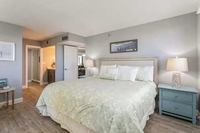 Unit 1010 photo 14