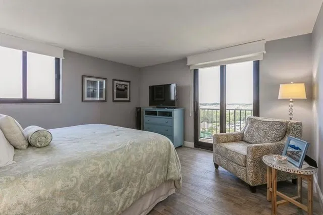 Unit 1010 photo 15