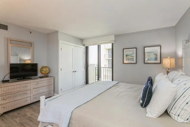 Unit 1010 photo 21