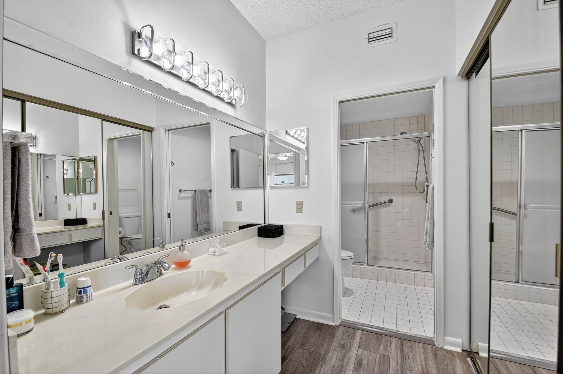 Unit 402 photo 24