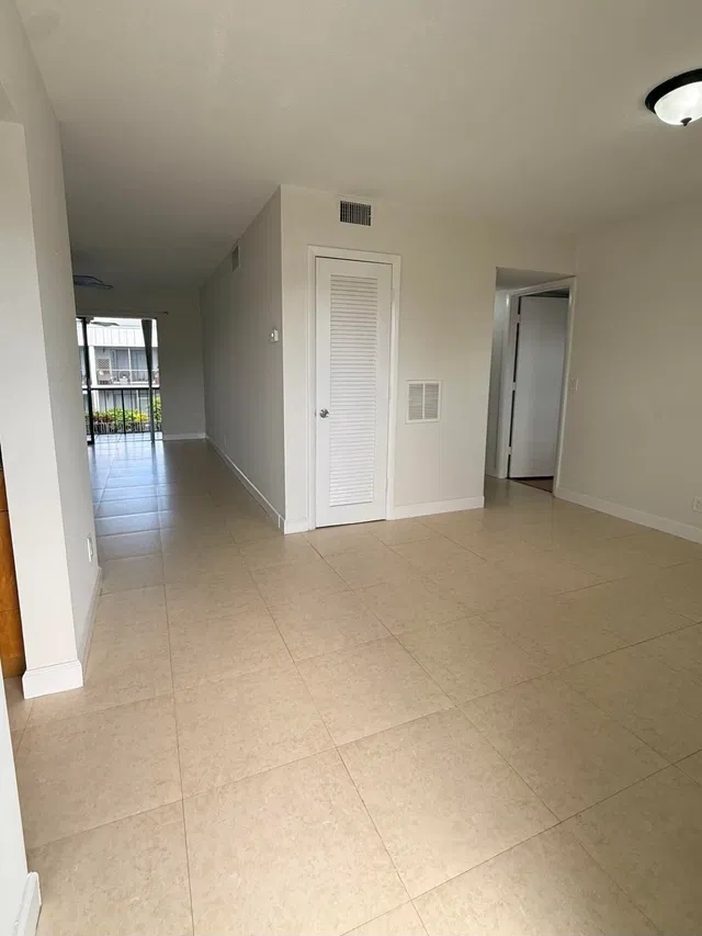 Unit 405 photo 4