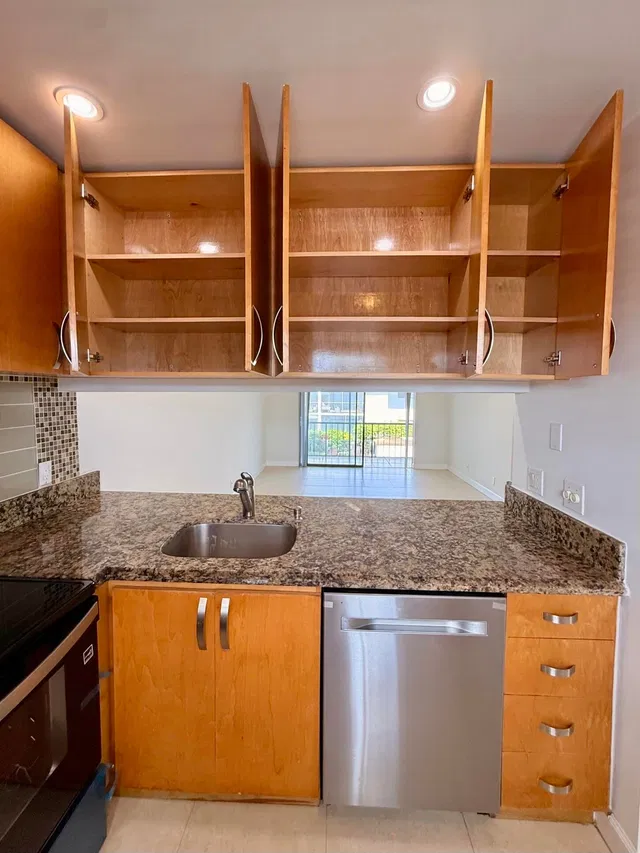 Unit 405 photo 7
