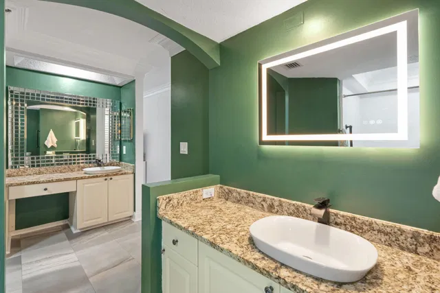 Unit 124 photo 15