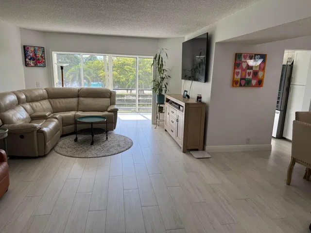 Unit 312 photo 4