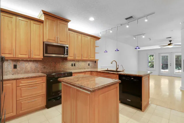  Residence photo 30