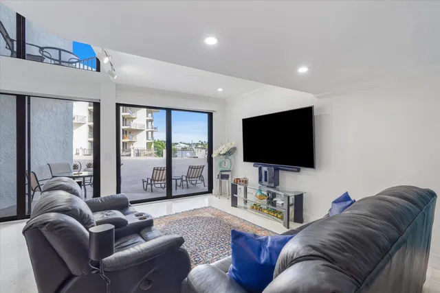 Unit 211 photo 7