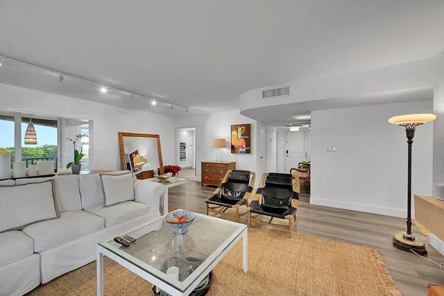 Unit D302 photo 7
