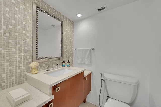 Unit D302 photo 18
