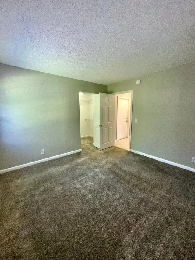 Unit B2 photo 15