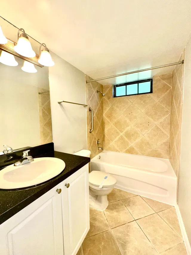 Unit B2 photo 17