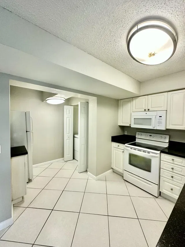 Unit C1 photo 8
