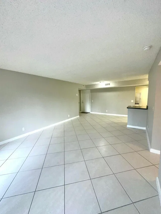 Unit C1 photo 11