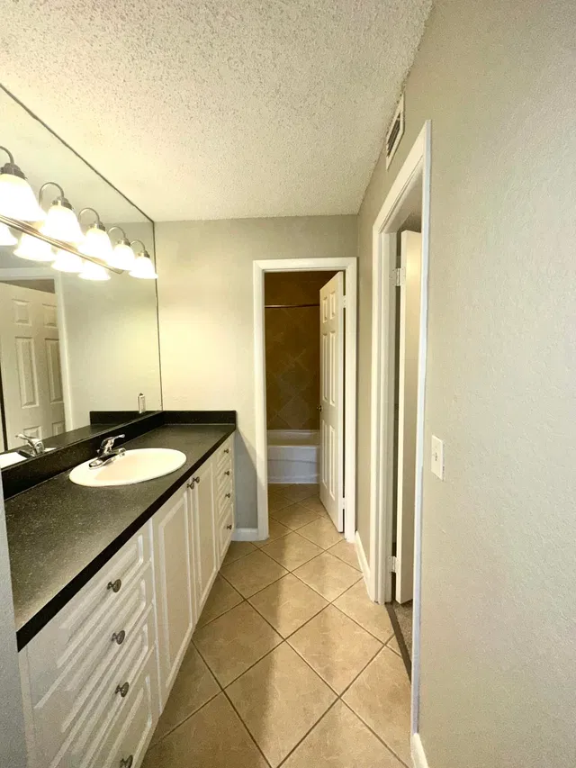 Unit C1 photo 13
