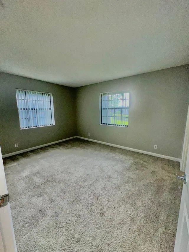 Unit C1 photo 16