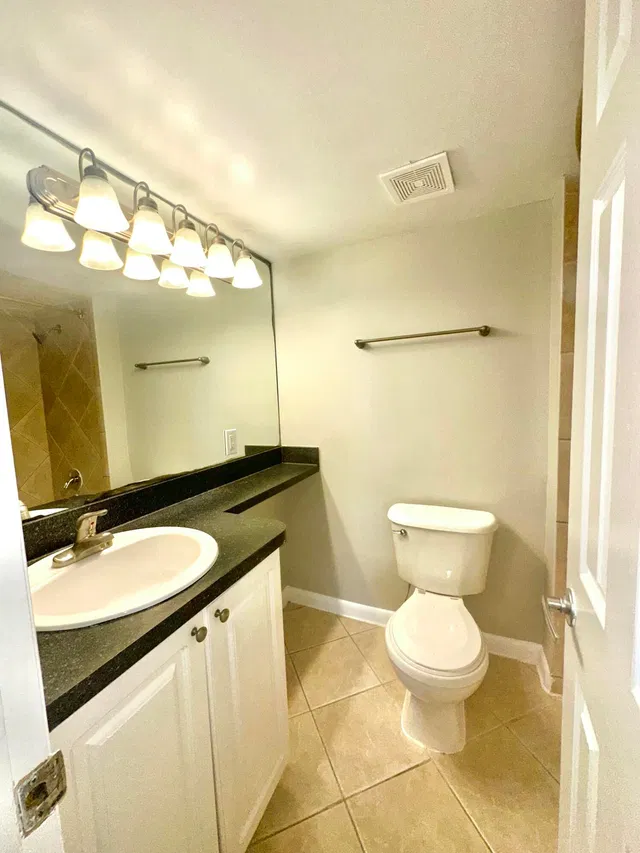 Unit C1 photo 19
