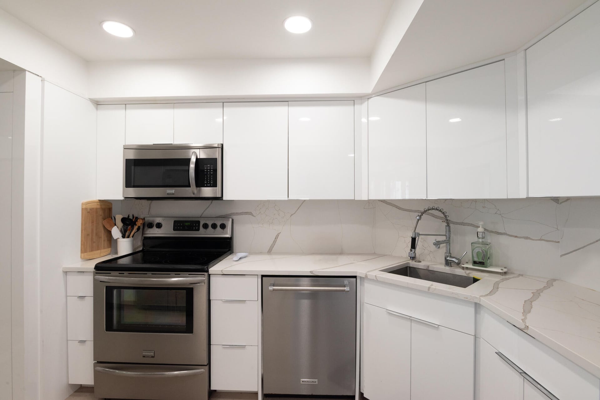Presidential Estates Unit 1401 photo 16