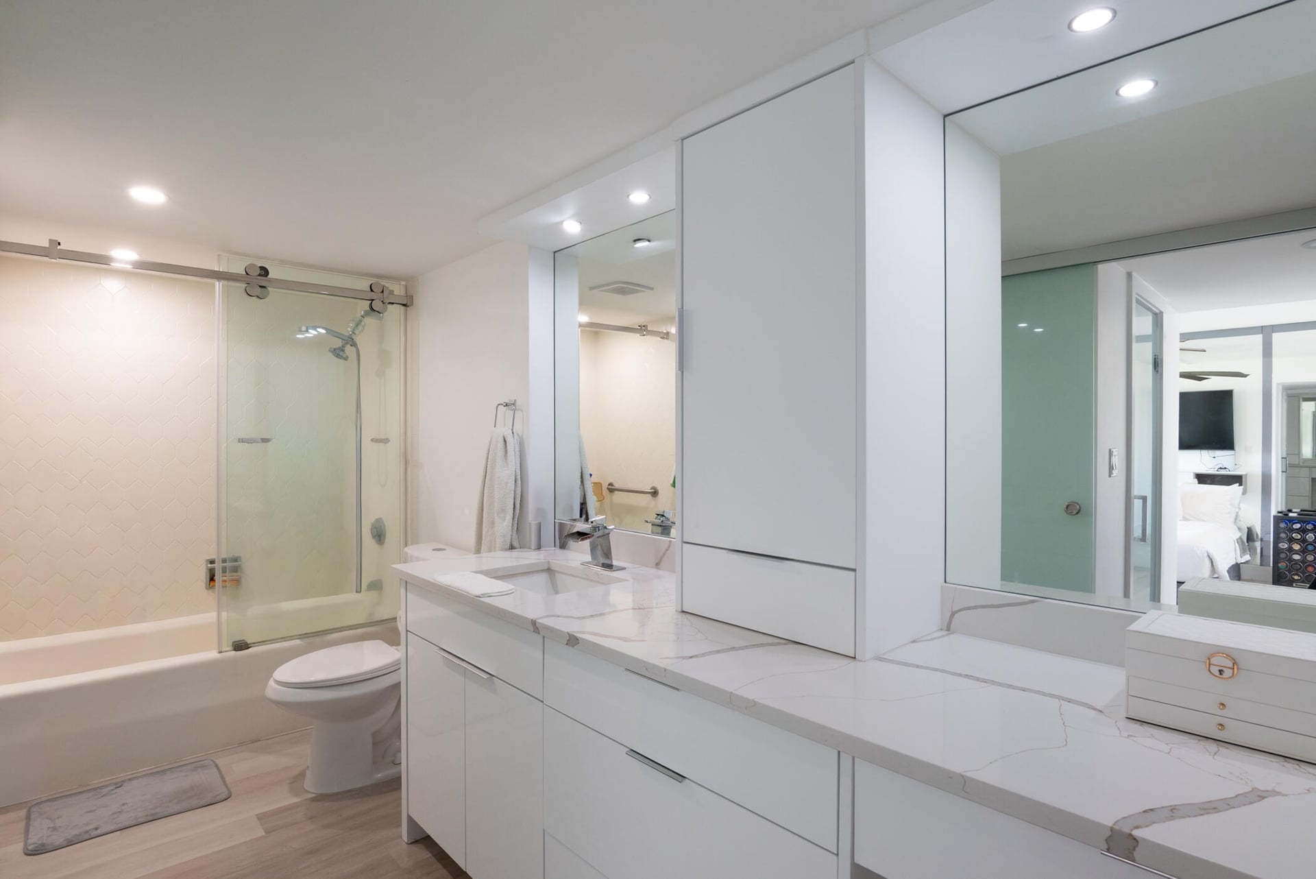Presidential Estates Unit 1401 photo 18