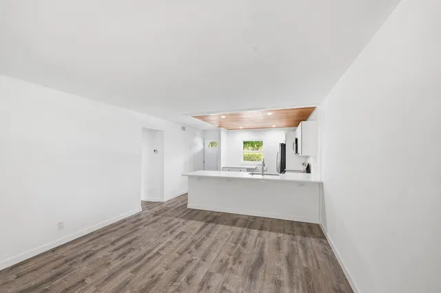 Unit 112 photo 9