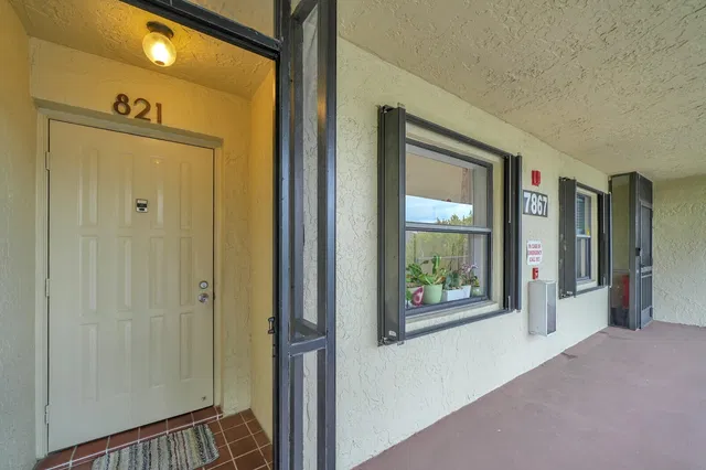 Unit 821 photo 3