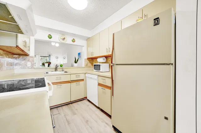 Unit 821 photo 6