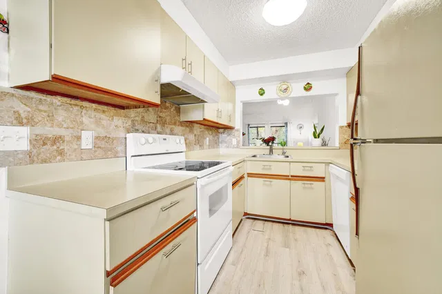 Unit 821 photo 7