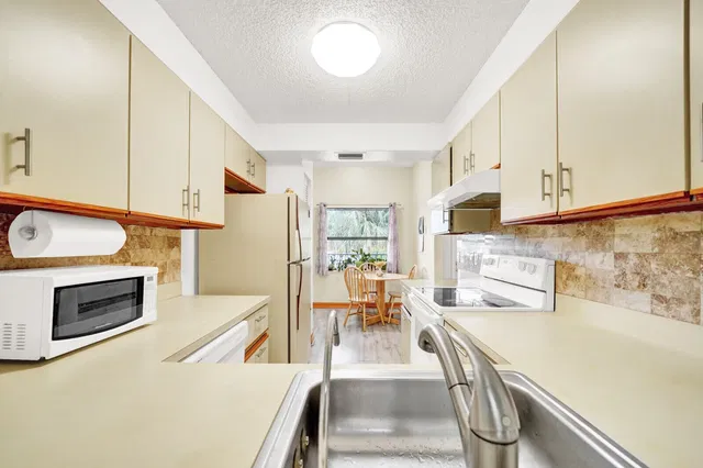 Unit 821 photo 11