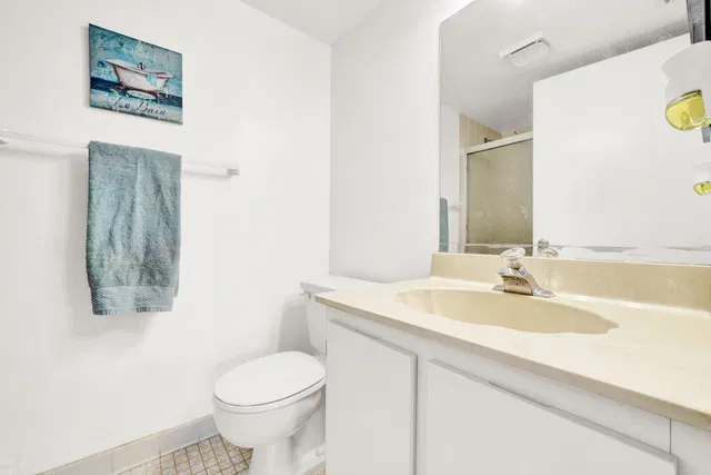 Unit 821 photo 15