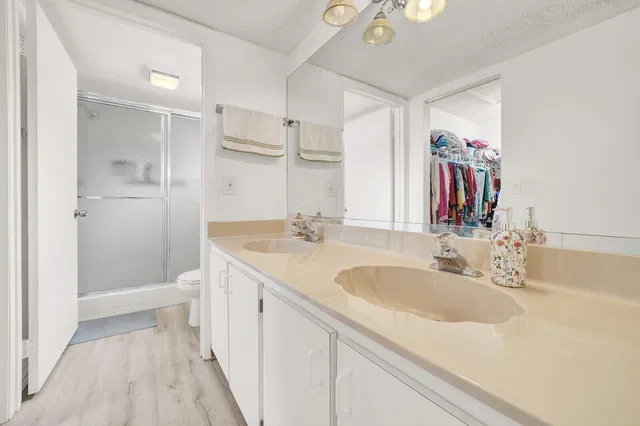 Unit 821 photo 18