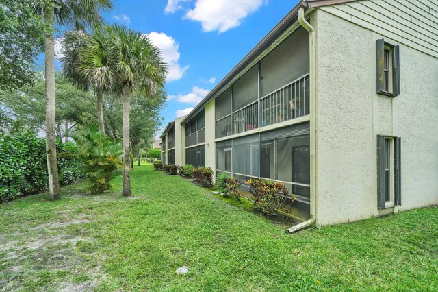 Unit 821 photo 23