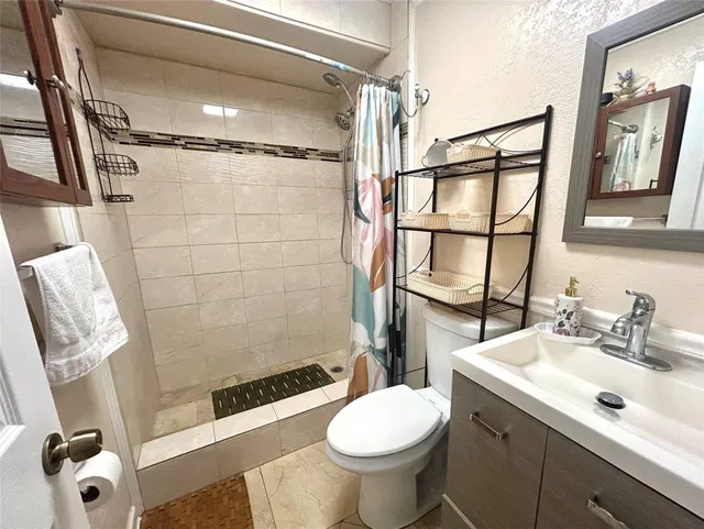 Unit 101 photo 4