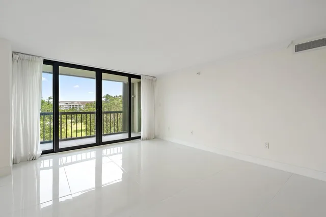 Unit 505 photo 4
