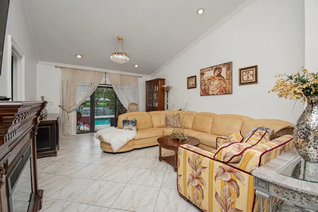 Residence photo 12