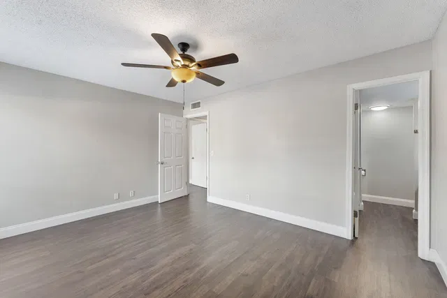 Unit C19 photo 21